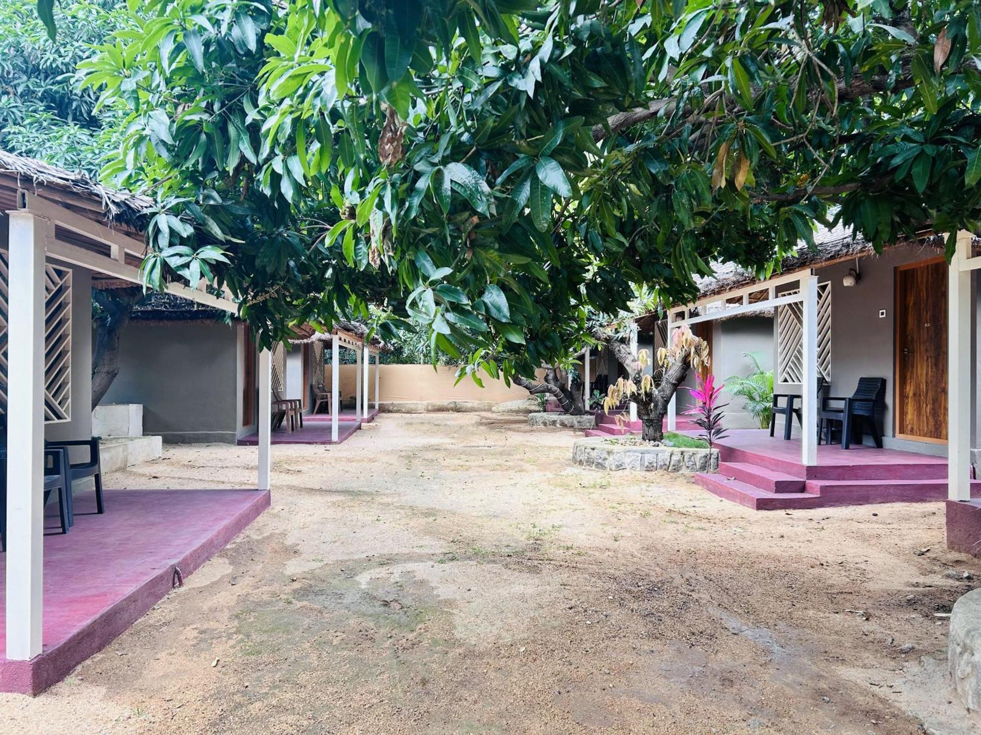 Hampi Village Resort & Tutti Cafe Exterior foto
